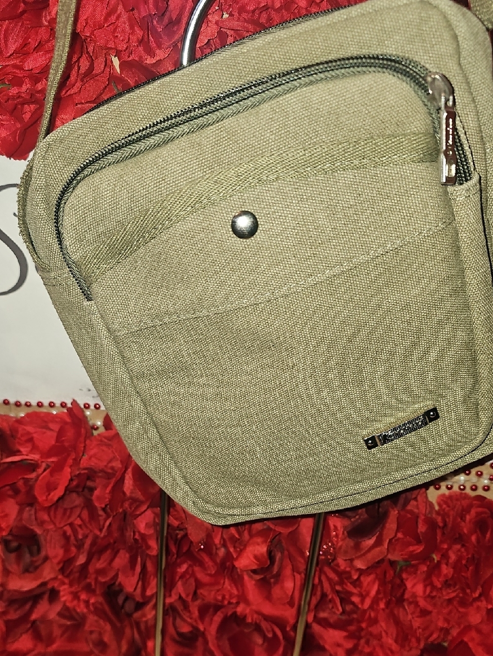 Kunhao Compact Crossbody Bag in Olive Green-Many Pockets Like New